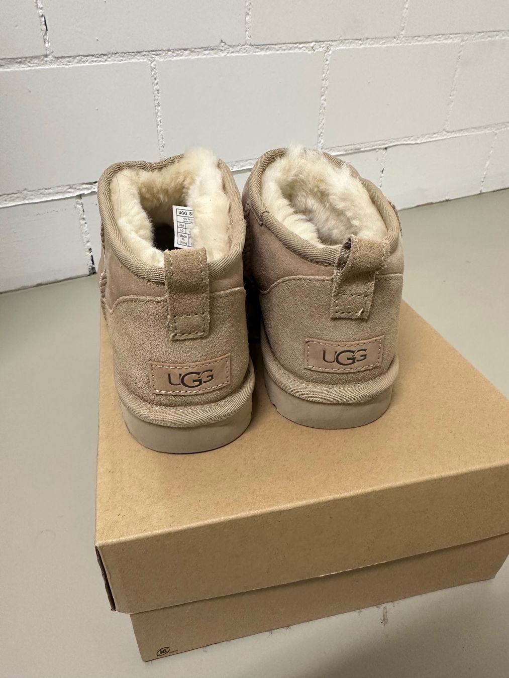 Ugg Scarpe da donna: Original UGG Boots - US 10 / EU 41 – Nuovo (secondo la descrizione) da Kloten venduto da niinaa.5 1