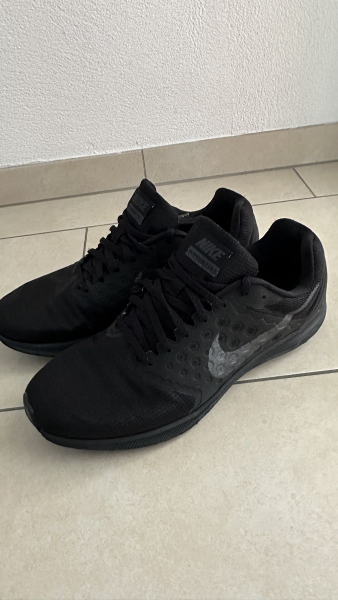 Nike Scarpe da uomo: 2x Nike Schuhe  – Usato da niederurnen venduto da AndreT91