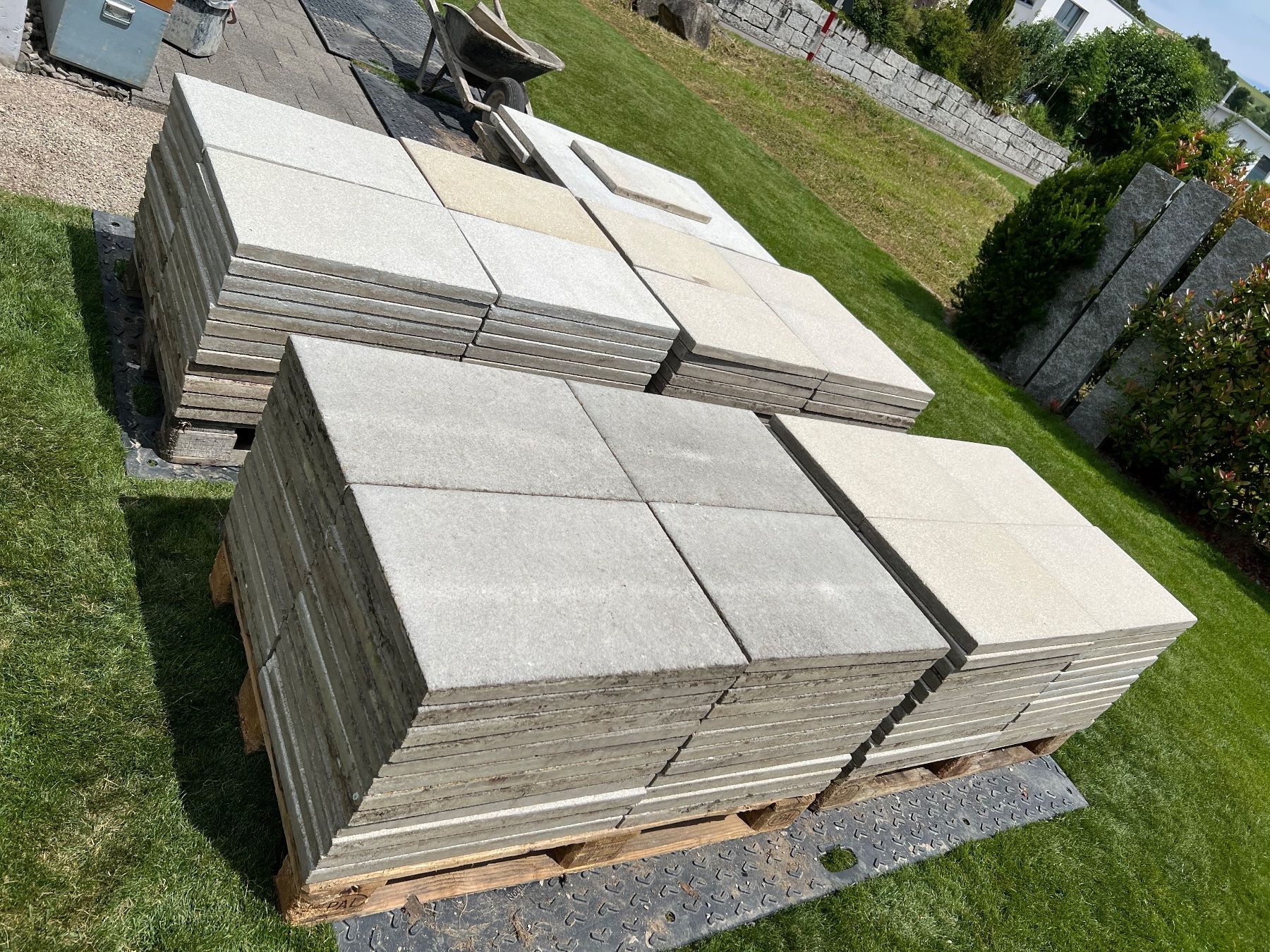 Rivestimenti per pavimenti: 200 Stk. Finalgo Beton-Gartenplatten hell 40/60/4cm – Usato da Schenkon venduto da pol_8ghn