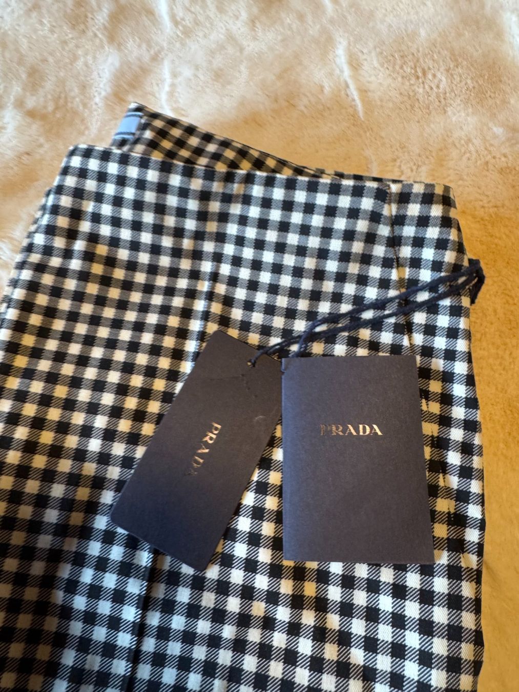 Prada Pantaloni: Prada Checked Trousers – Timeless Elegance – Nuovo e nell'imballaggio originale da Grund b. Gstaad venduto da ReLuxe 1