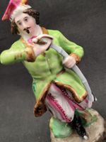 Handbemalte Prozellan-Figur gemarkt
