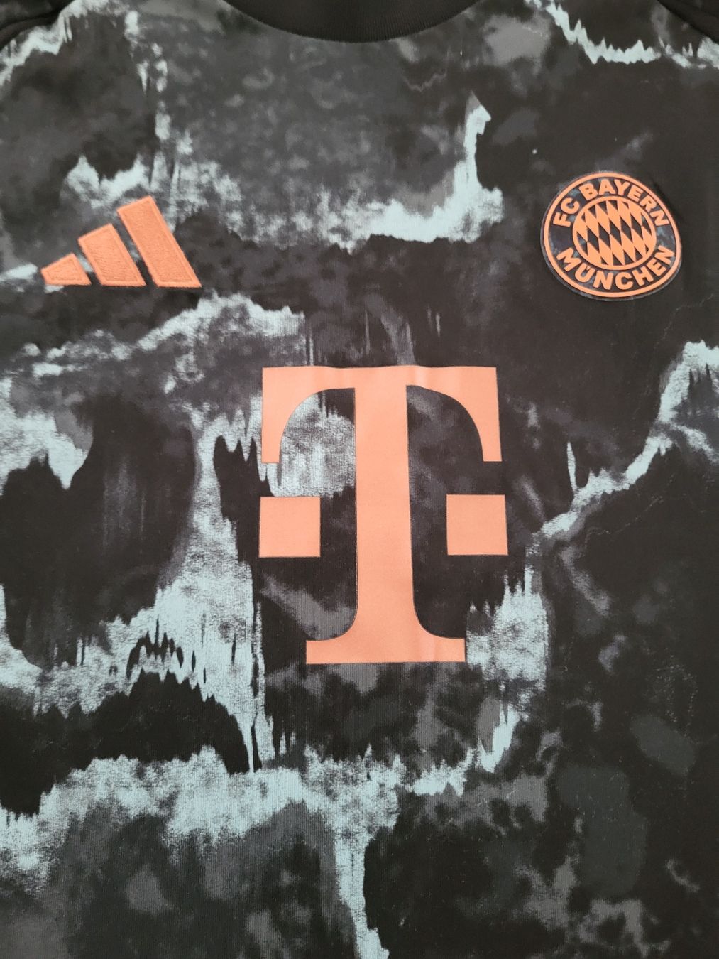 Adidas Scarpe, pantaloni & magliette da ginnastica: FC Bayern München Trikot – Nuovo (secondo la descrizione) da Bäretswil venduto da electra_01 1