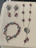 Parure bijoux argentée avec pierres bordeaux – collier, brac