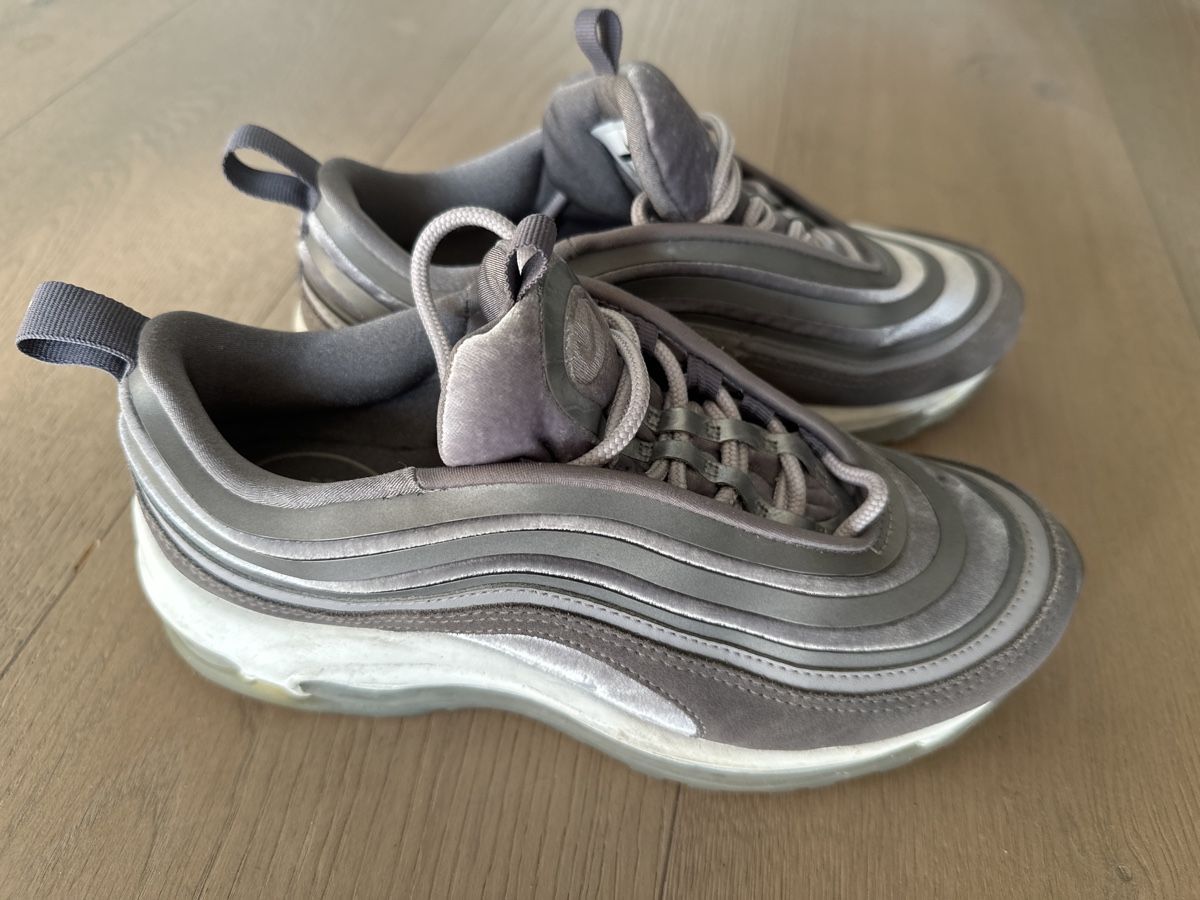 Nike Scarpe da uomo: Nike Air Max, Graue Samt Turnschuhe, Gr. 36.5 – Usato da Kallnach venduto da Thetrader 1