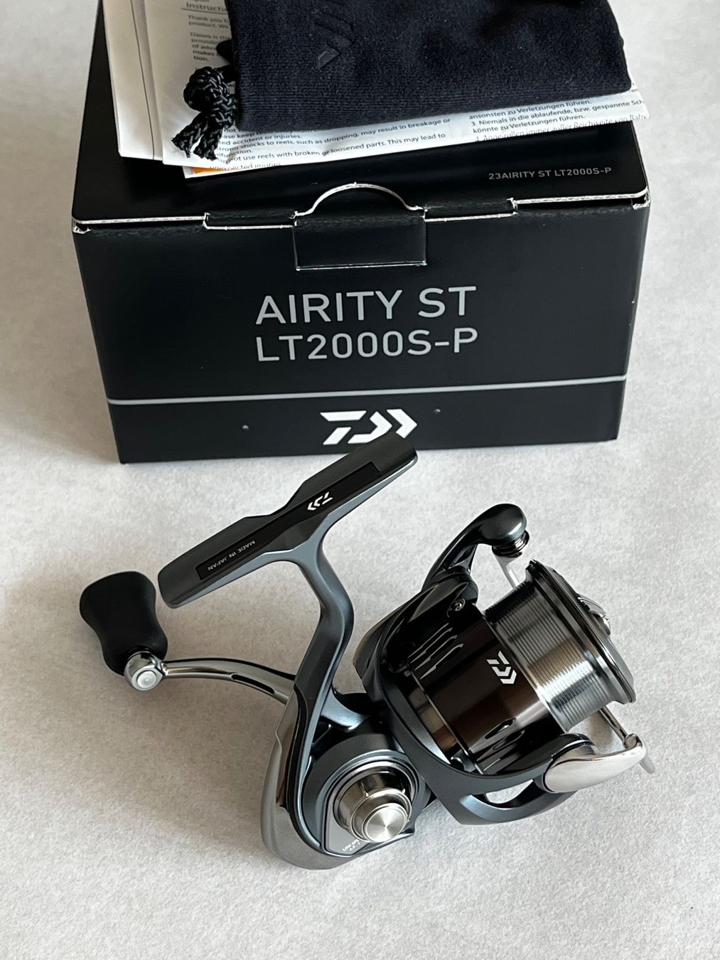 Daiwa Tamburi & Mulinelli: Daiwa 24 Airity ST LT 2000S-P – Nuovo e nell'imballaggio originale da Magglingen/Macolin venduto da OZborn