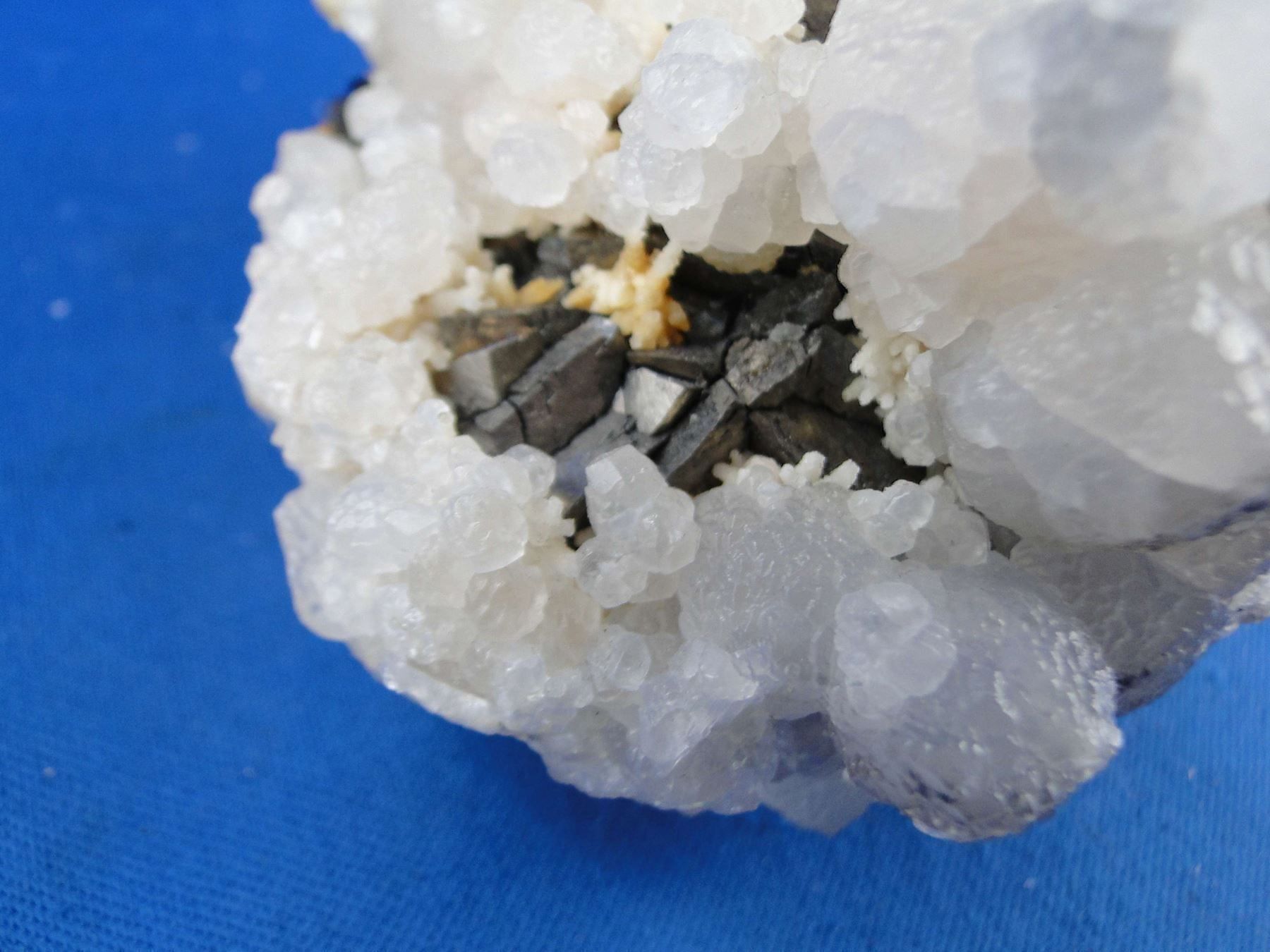 Minerali & Pietre curative: Arsenopyrit mit Calcit (UV-Pink) – Usato da Schinznach Bad venduto da Demerald 4