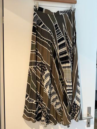ZARA Rock gemustert EUR M guter Zustand