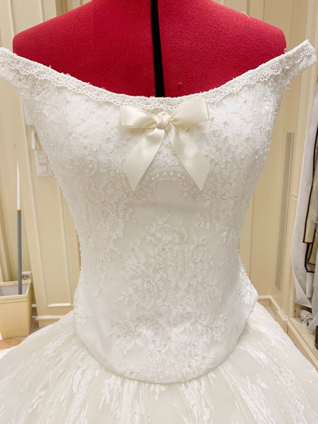 Vestiti: Abito da Sposa Cattedrale in Pizzo Chantilly Bellissimo – Usato da Genestrerio venduto da fra_c955 1