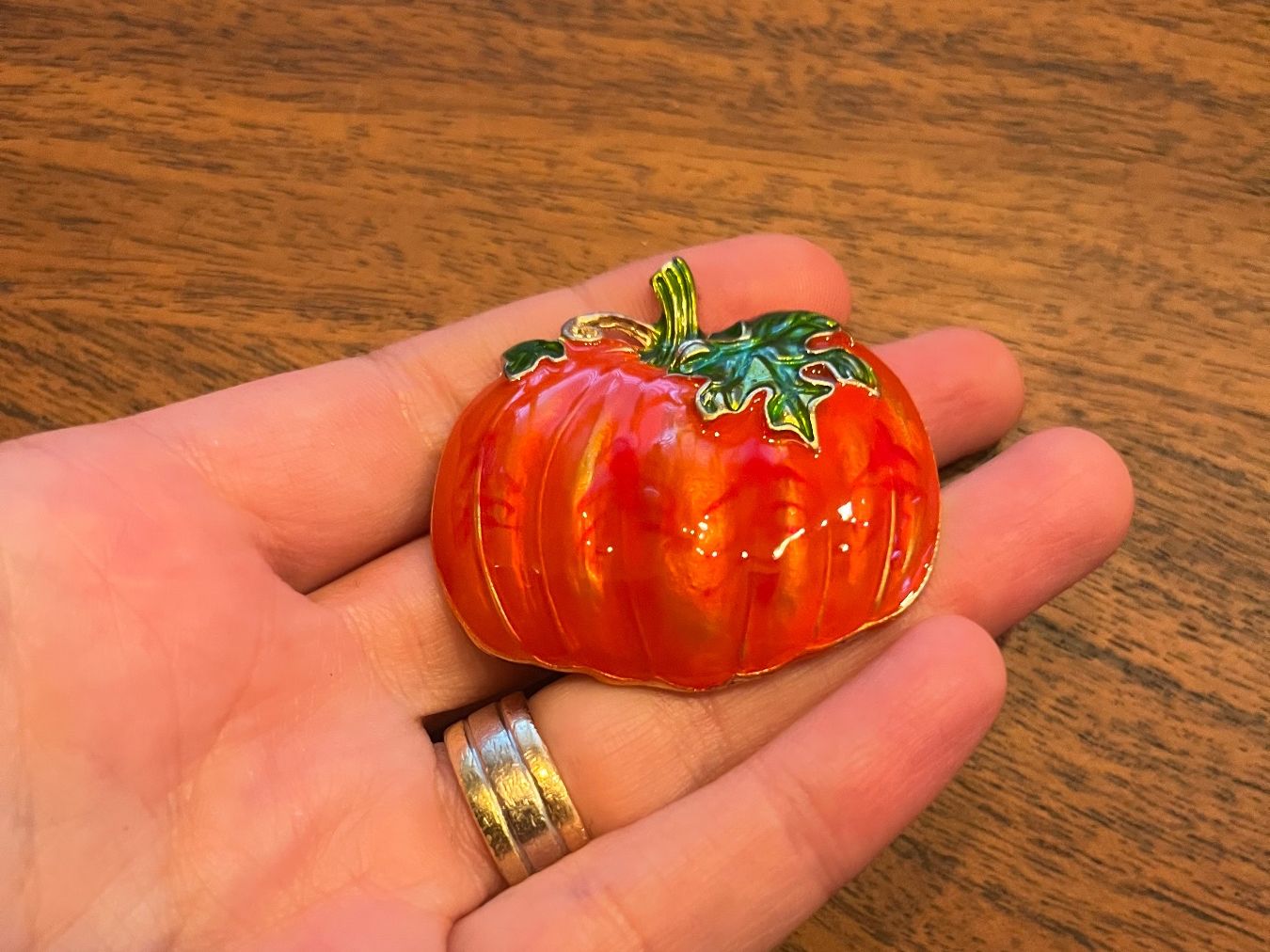 Spille & Fermagli: Herbstliche Kürbis Brosche, Emaille – Nuovo e nell'imballaggio originale da Gams venduto da Mariawicca 1