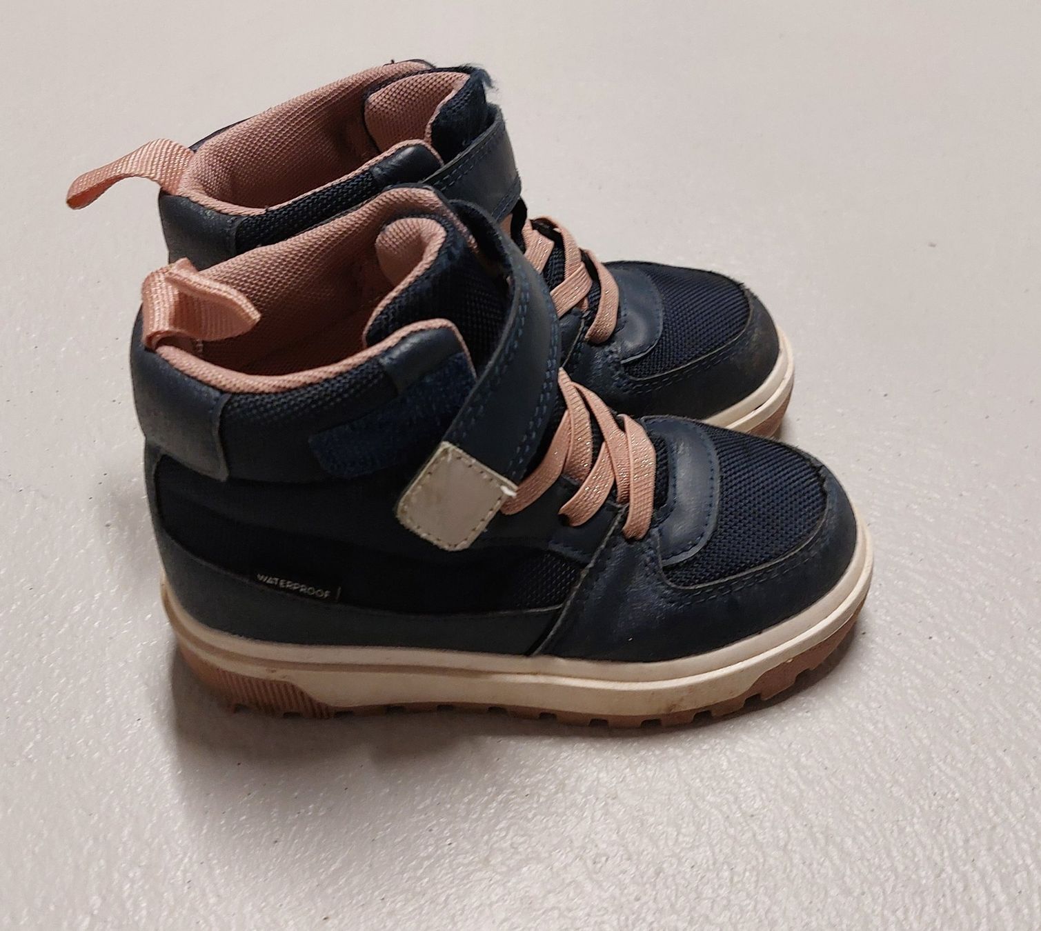 Scarpe per ragazzi: H&M Sneaker wasserdicht Grösse 26 – Usato da Hefenhofen venduto da mar_pm5k
