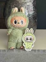 Peluche monstre vert avec sticker "Labubu" bon état