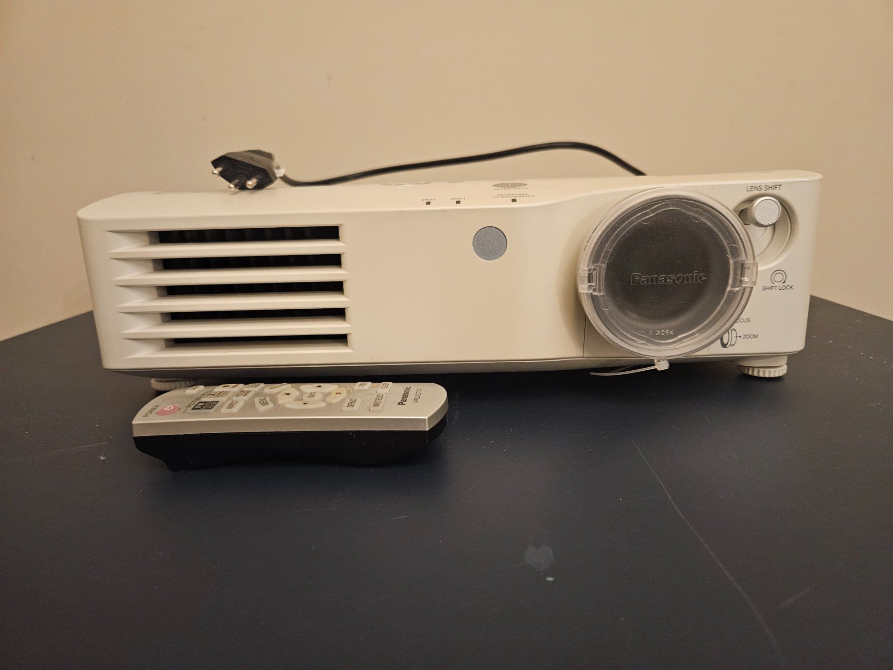 Panasonic Videoprojektoren: Panasonic Beamer PT-AX100E – Gebraucht aus Meilen von Wombat2812 2