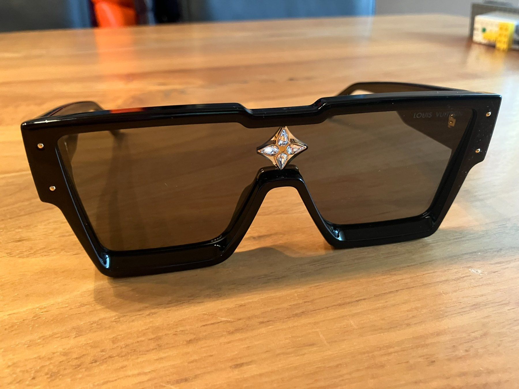 Louis Vuitton Occhiali & Lenti: Louis Vuitton Sonnenbrille schwarz – Nuovo e nell'imballaggio originale da Zäziwil venduto da Bewy1