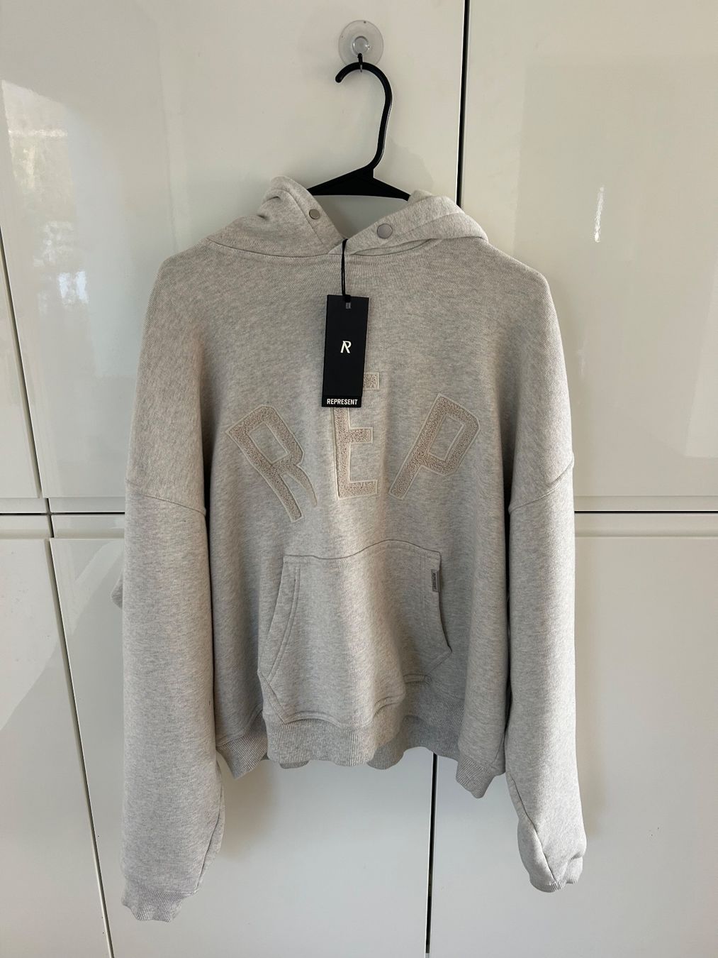 Represent Maglioni & Felpe: Represent Applique Hoodie Cream – Nuovo e nell'imballaggio originale da Stadel venduto da jeremiekel 1
