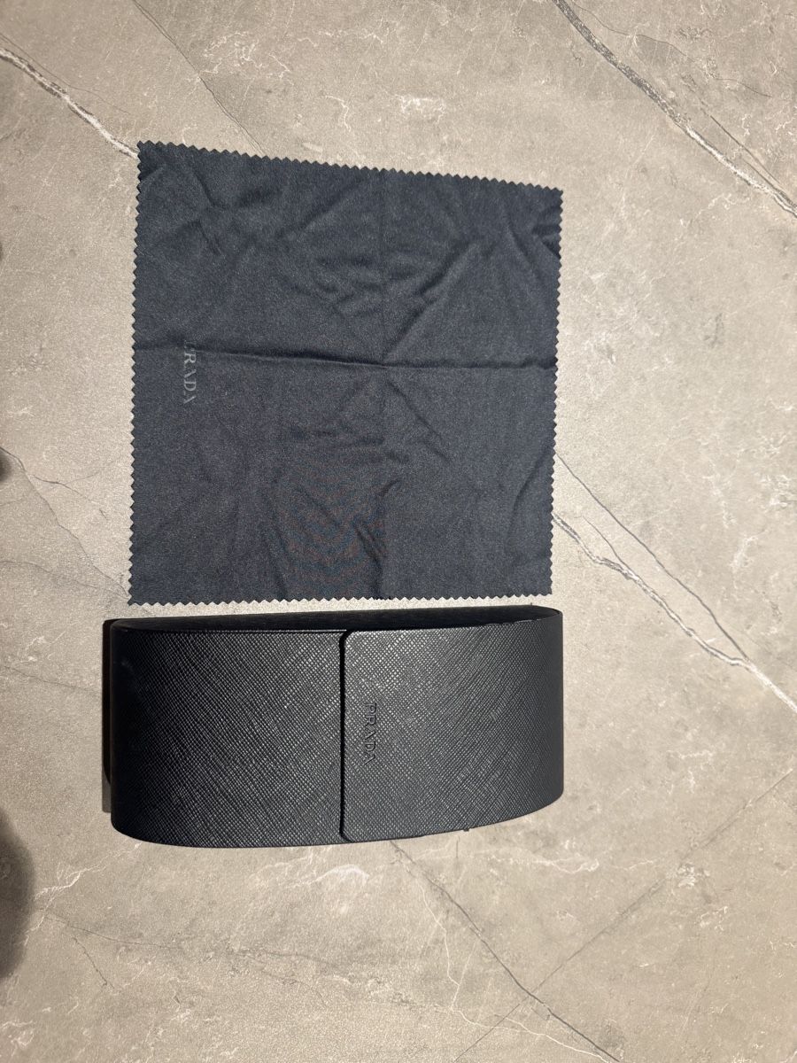 Prada Brillen & Gläser: Sonnenbrille Prada schwarz mit Etui und Tuch – Gebraucht aus Schindellegi von leo_7s6q 5