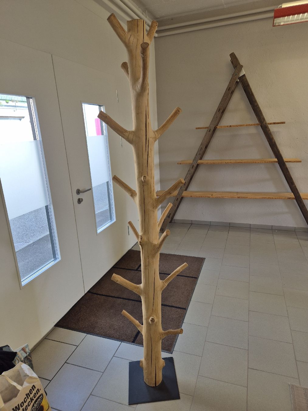 Garderobe: Garderobenständer Holzstamm – Gebraucht aus Gommiswald von Sottotone
