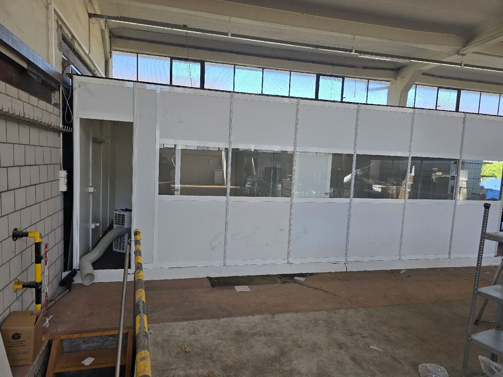 Contenitori edile: Bürocontainer mit Fenster. – Usato da Safenwil venduto da Leo.87. 3