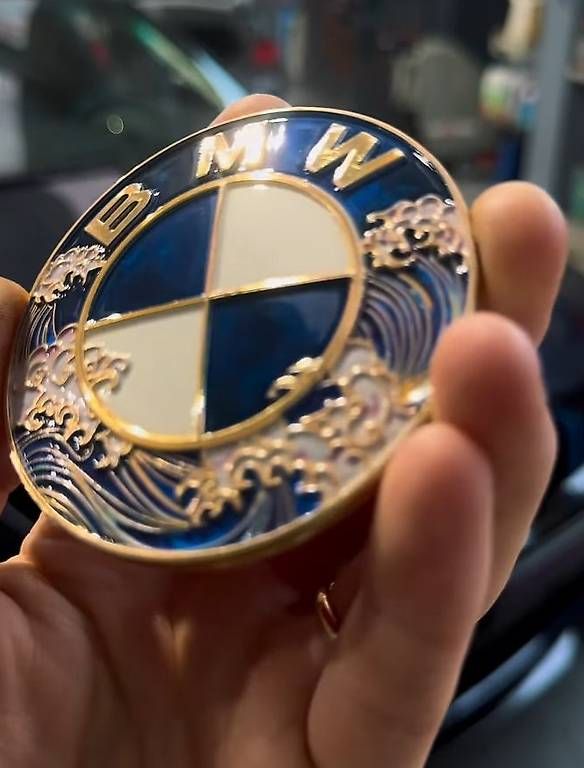 Tutti pezzi di ricambio auto: BMW Logo/Emblem Kanagawa Wave – Nuovo e nell'imballaggio originale da Dällikon venduto da Damian18 2