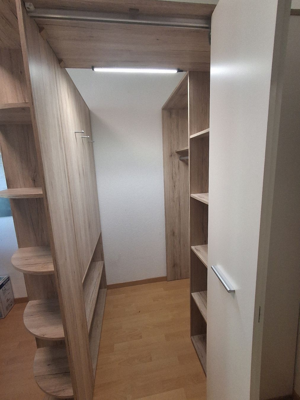 Armadi: Armoire dressing d’angle chêne clair et blanc  – Usato da Estavayer-le-Lac venduto da evang.bast 4