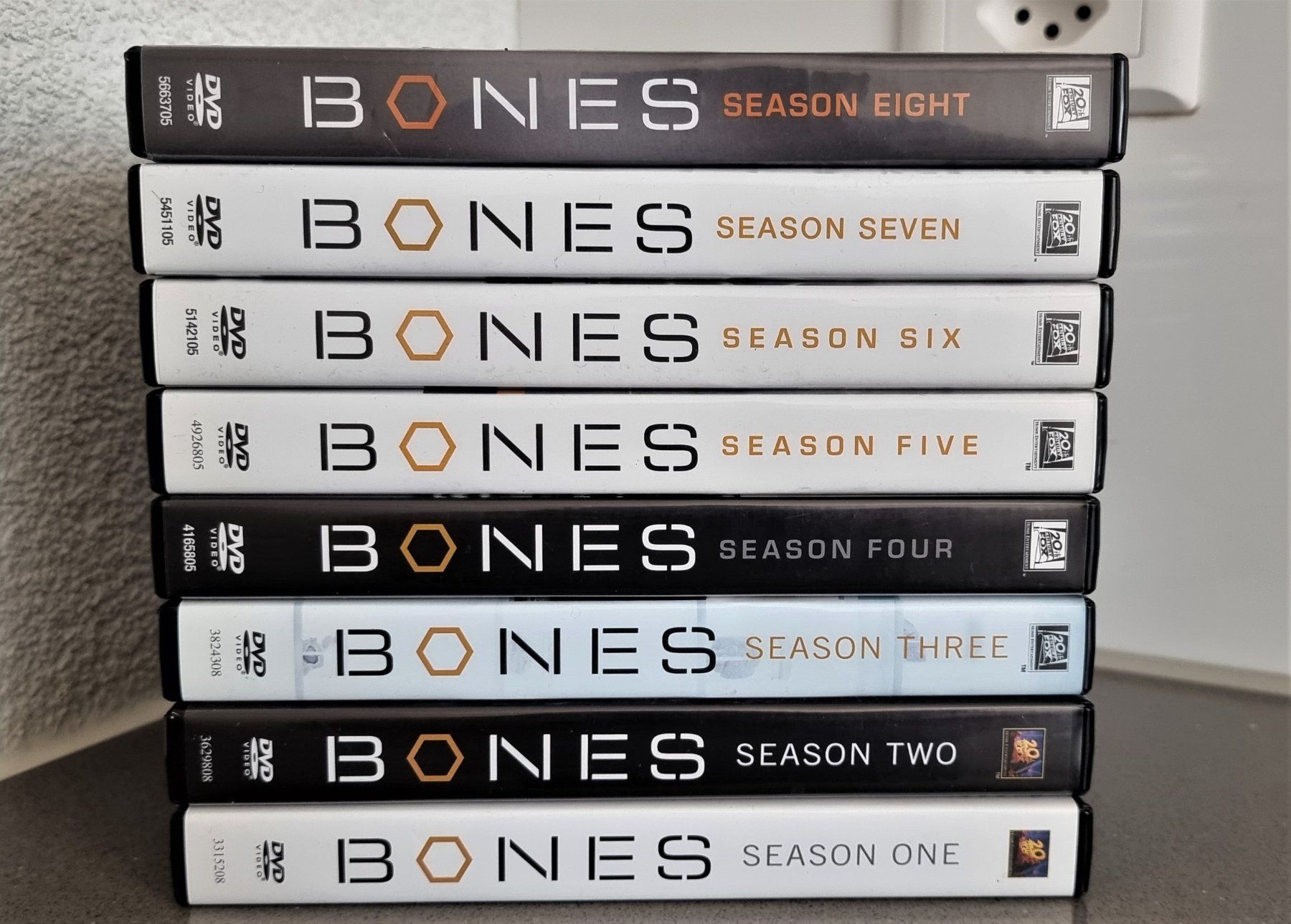 Tutti i DVDs: BONES TV SERIE - STAFFEL 1-8 – Usato da Niedergösgen venduto da rex_5013
