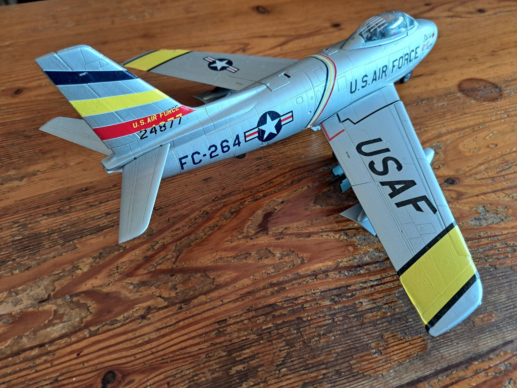 Kit di modellismo & Modellini statici: F-86  Sabre USAF Miss Tena 1/32 – Usato da Düdingen venduto da ananda1709 1