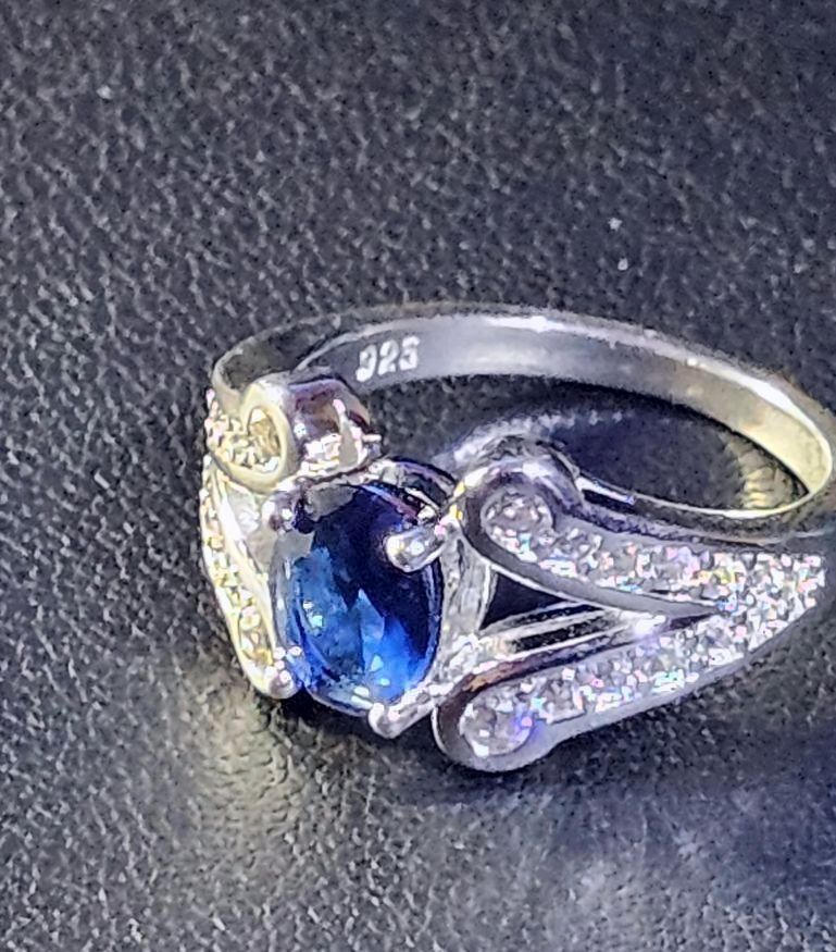 Ringe: Eleganter Ring mit blauem Zirkonia, 925 versilbert, Gr. 8 – Neu (gemäss Beschreibung) aus Grenchen von maretop 1