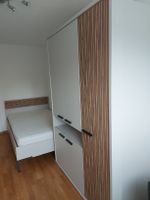 Jugendzimmer mit Bett und Schrank
