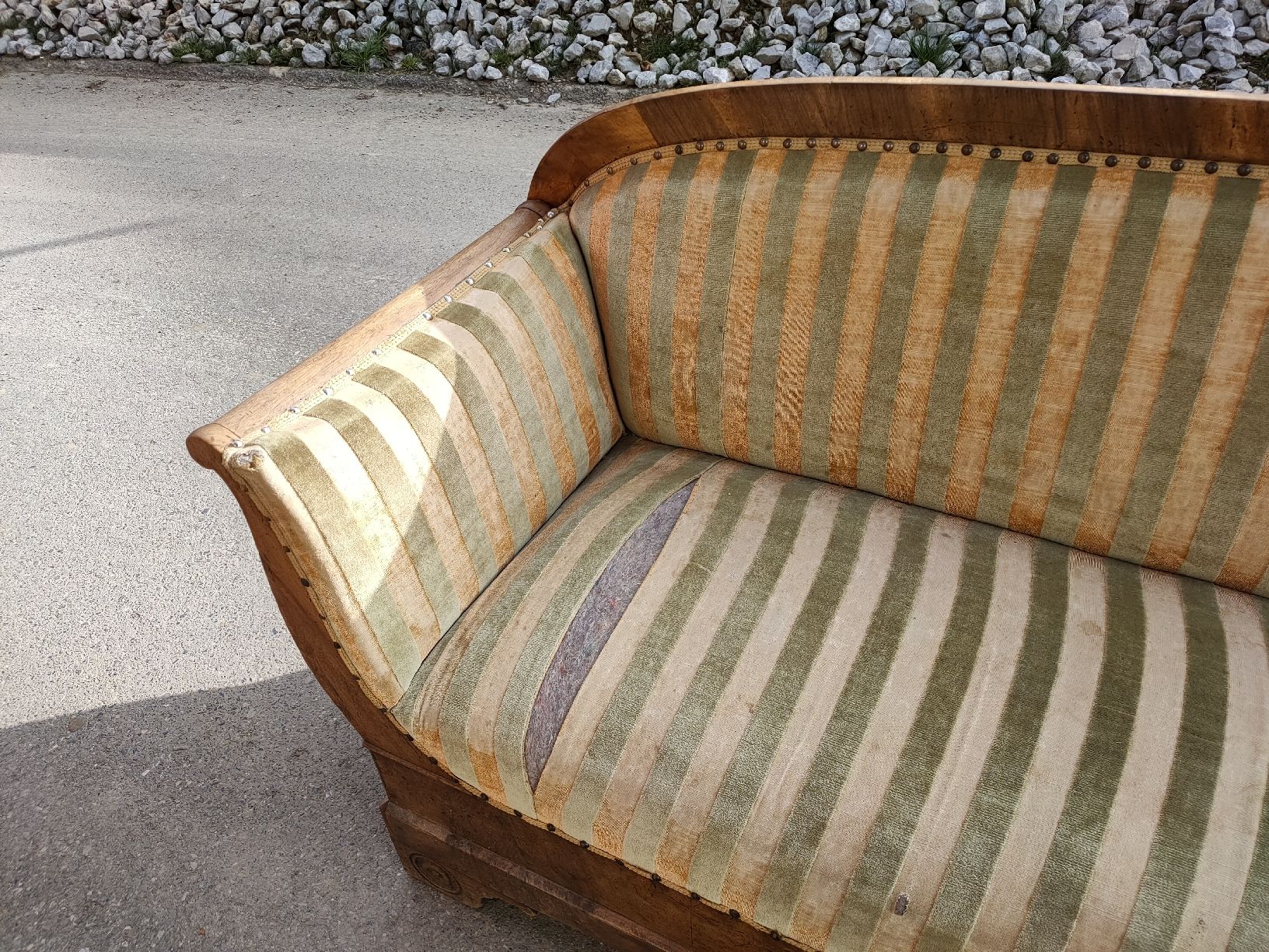 Sofas: canapé en bois de noyer – Gebraucht aus Vesin von Nicodeme 2