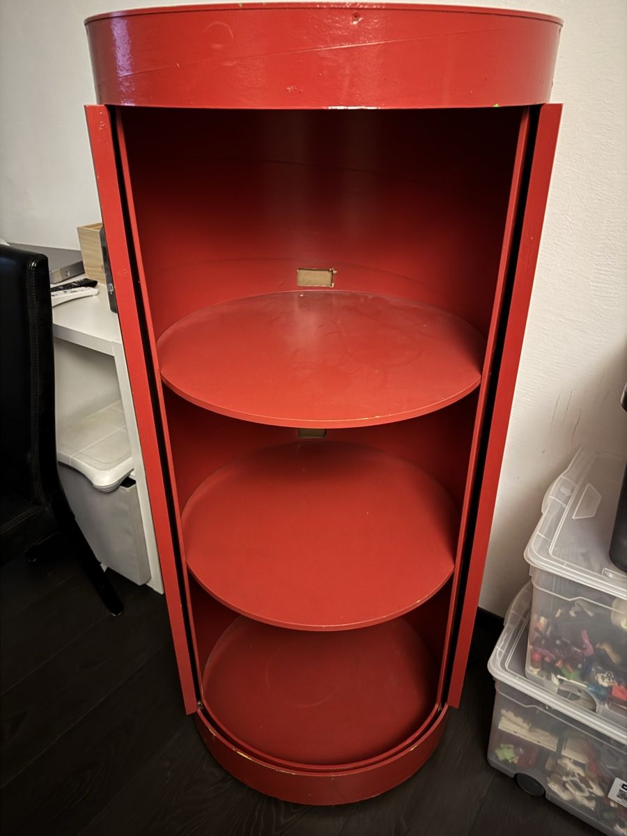 Armadi: Roter Design-Rundschrank aus Karton – Usato da Erlinsbach venduto da Tamaratamara