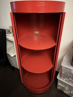 Roter Design-Rundschrank aus Karton