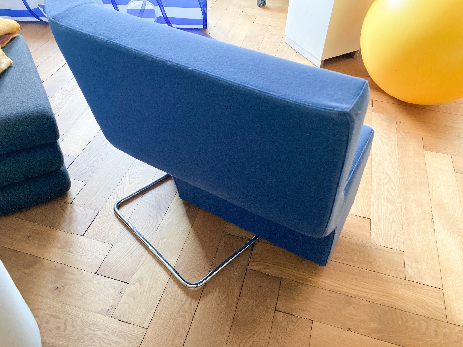 Classicon Poltrone: Classicon Chaos Chair, Konstantin Grcic, dunkelblau – Usato da Basel venduto da Minim 3