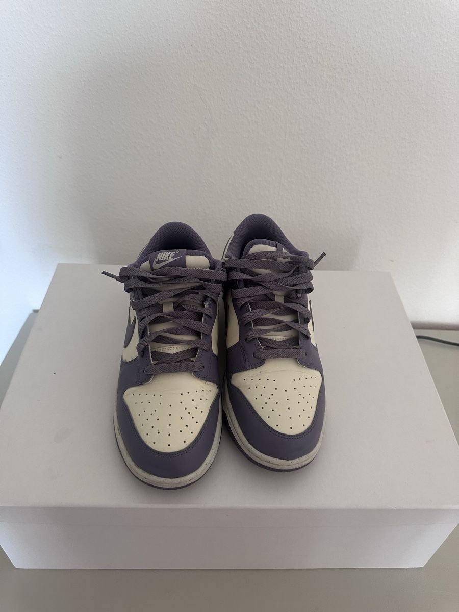 Nike Scarpe da uomo: Baskets Nike Dunk Low violet/crème pointure 41 neuves – Nuovo (secondo la descrizione) da Vevey venduto da ant_5q9y 1
