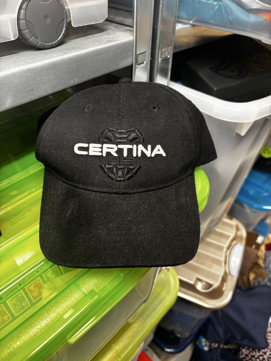 Copricapi, berretti & cappellini: Schwarze Cap / Basecap Certina gestickt – Usato da Zürich venduto da engebrunau