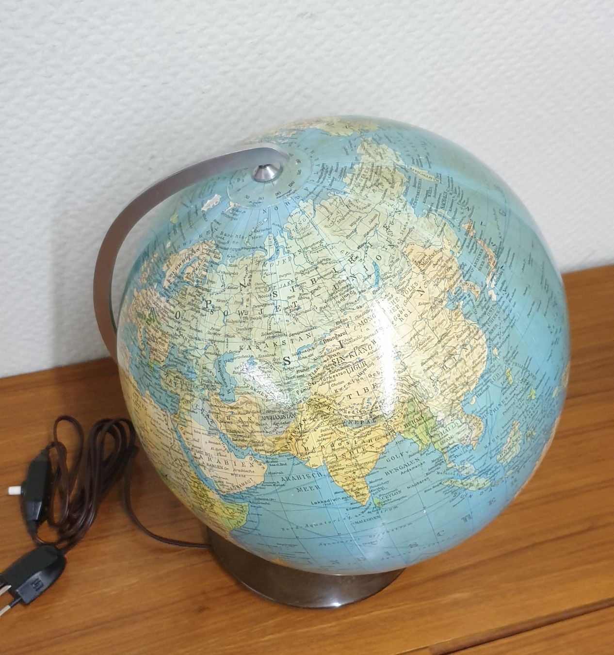 Sonstige Dekorationen & Accessoires: K+F Leuchtglobus Glas mit Holzfuss – Gebraucht aus Emmen von Brockofsky 1