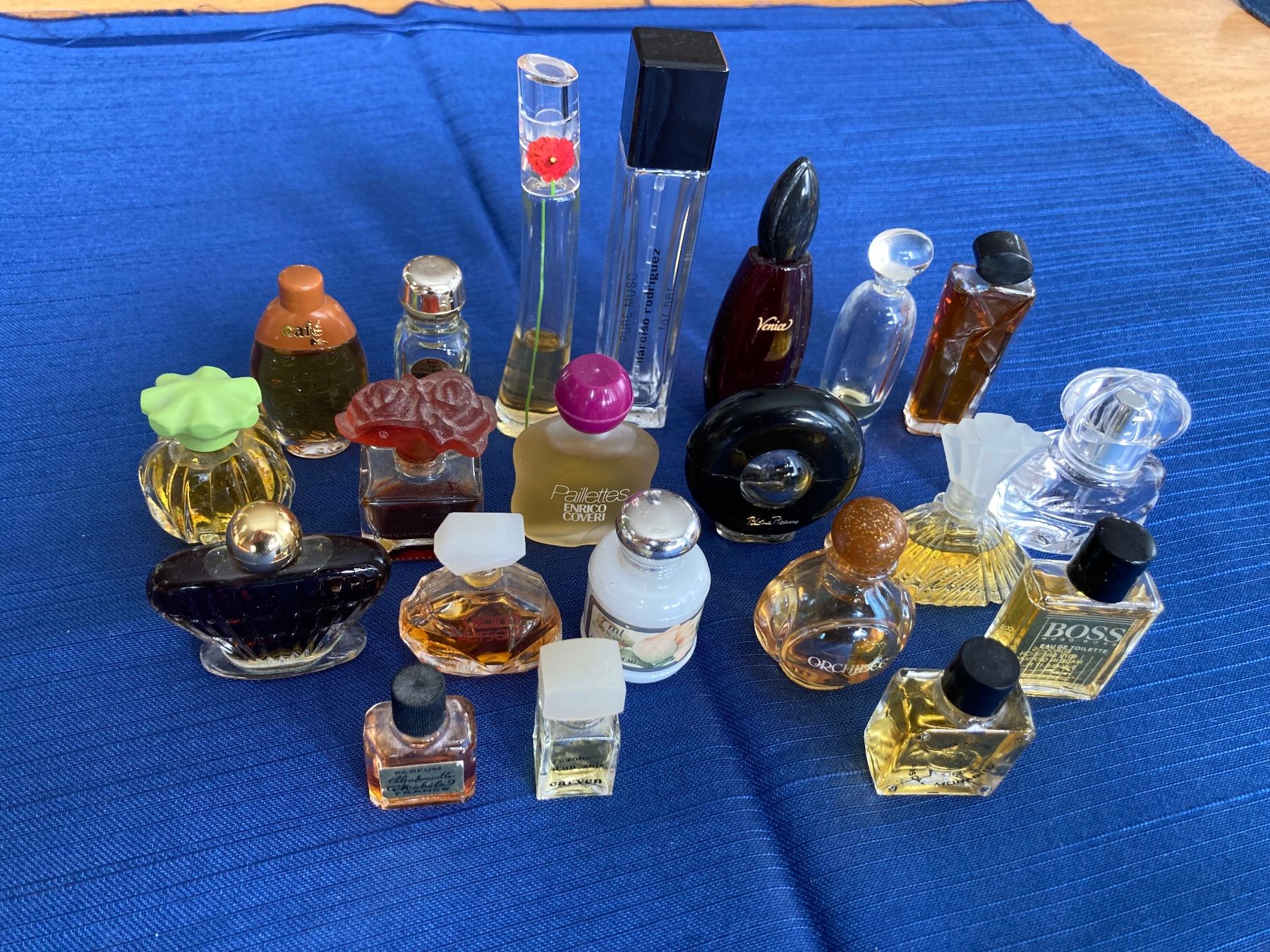 Flacons: 21 Sehr schöne Miniatur Parfum Fläschchen – Gebraucht aus Egg SZ von Schnuffi8