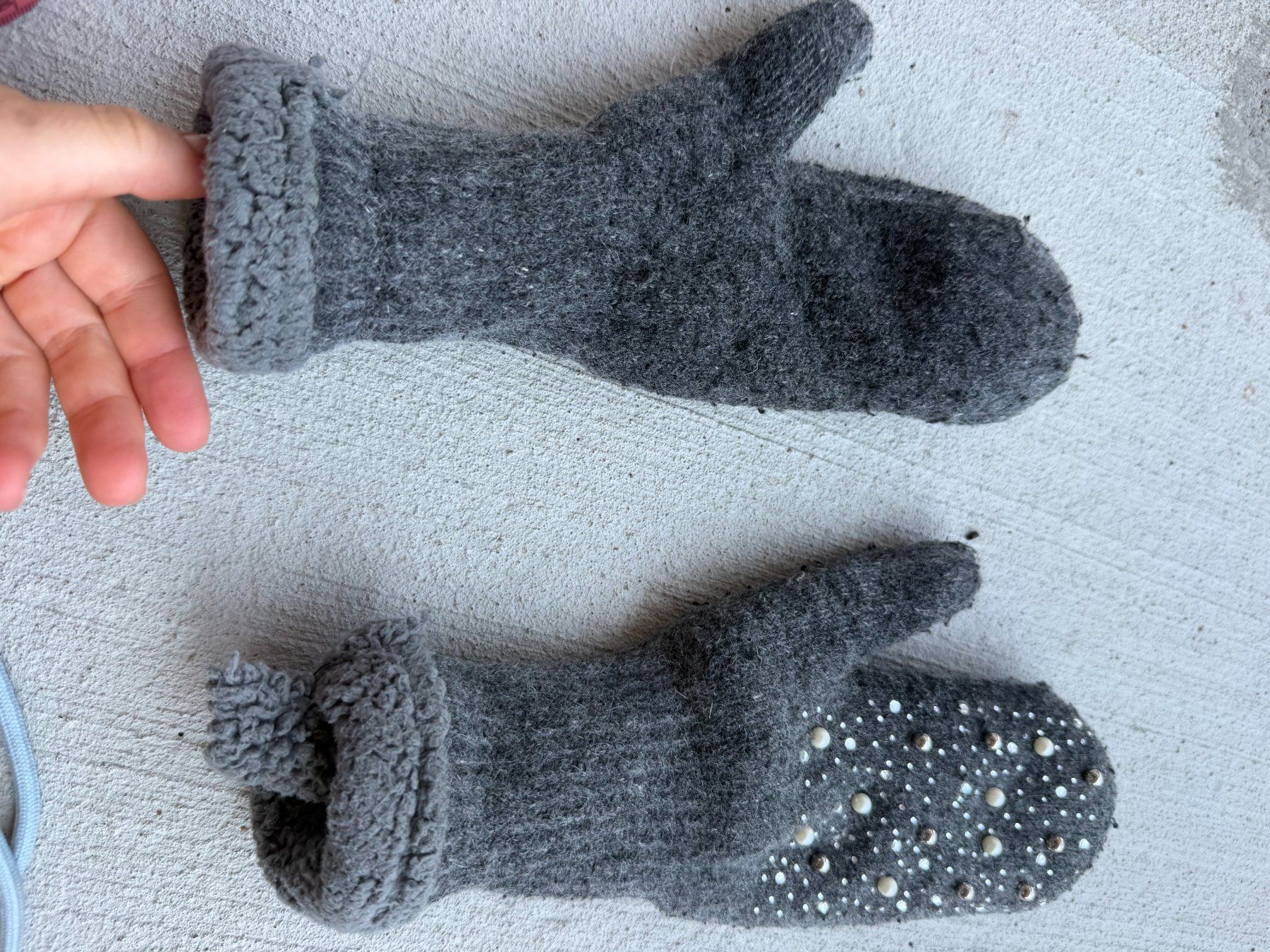 Gants & mitaines : Handschuhe Filz dunkelgrau mit Perlen – D'occasion à Riehen par ann_76jw 1