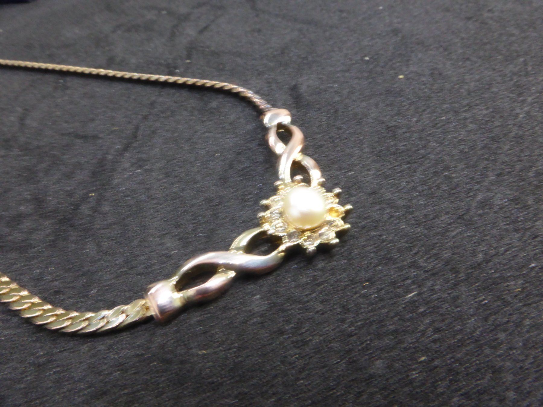 Altri gioielli: Ensemble collier et boucles d'oreilles avec perles et strass – Usato da Porrentruy venduto da Tic-Time 2