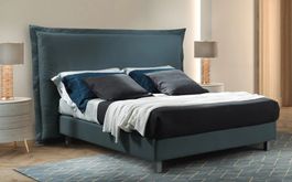 Boxspringbett in der Ausstellung in Marin