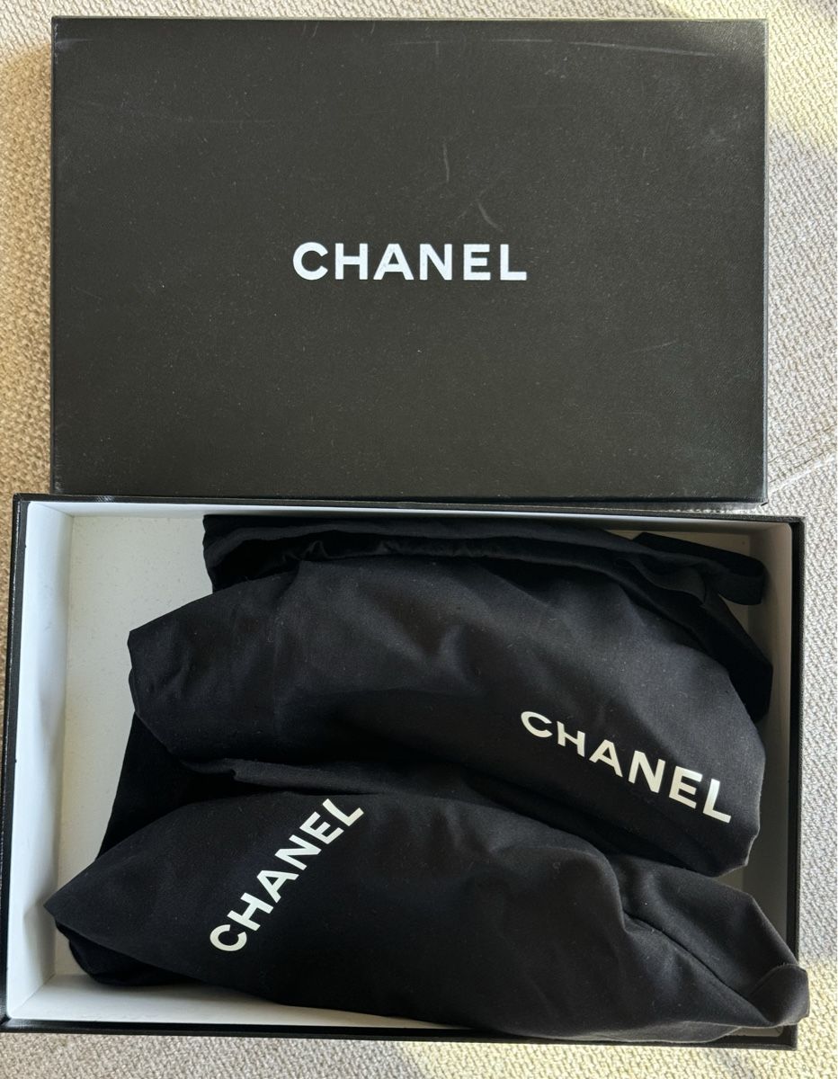 Chanel Scarpe da donna: Escarpins Chanel satin noir logo strass – Usato da Villars-sur-Glâne venduto da Sunshine-8 1