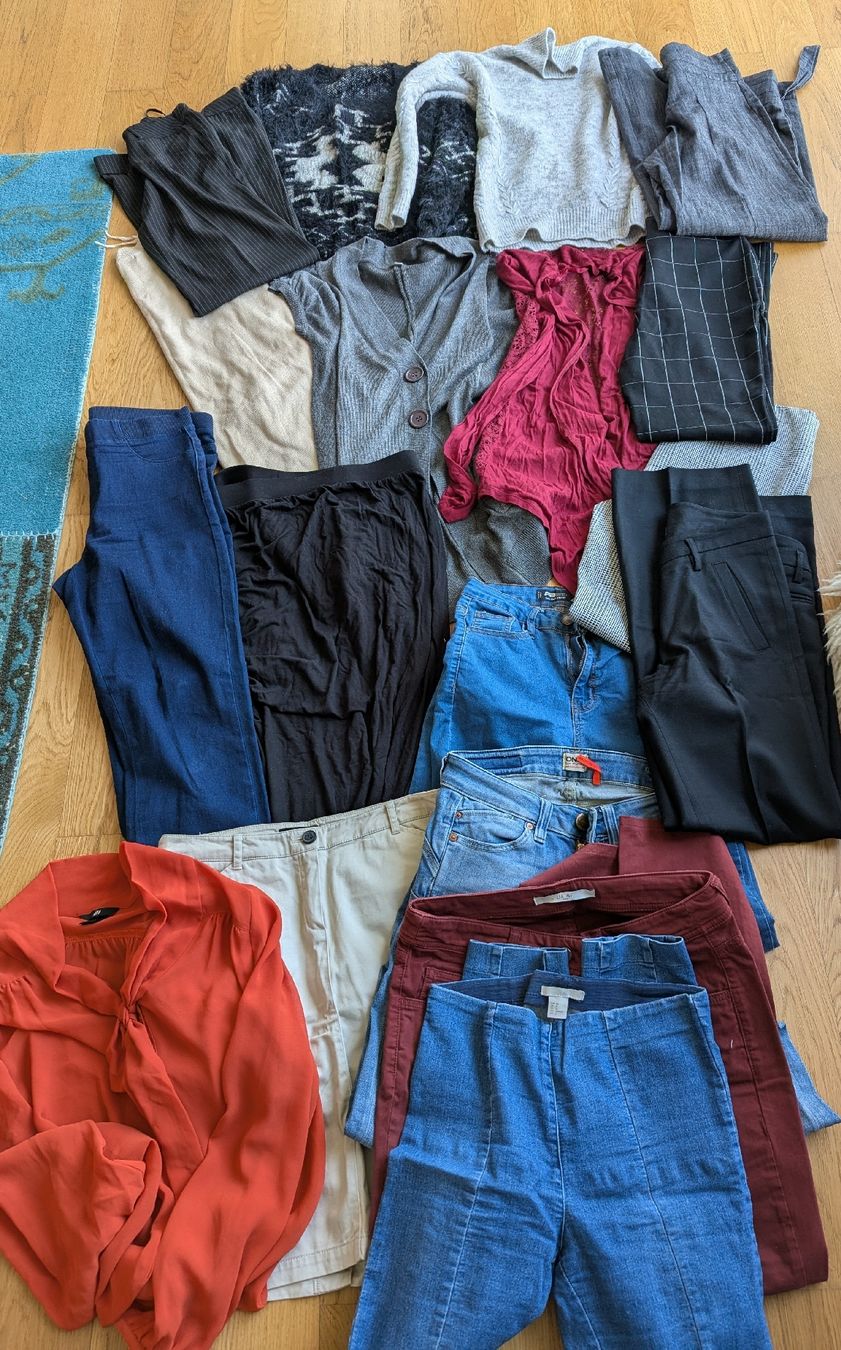 Lotti di vestiti: Damen Kleiderpaket Grösse S – Usato da Wallisellen venduto da Taurusit