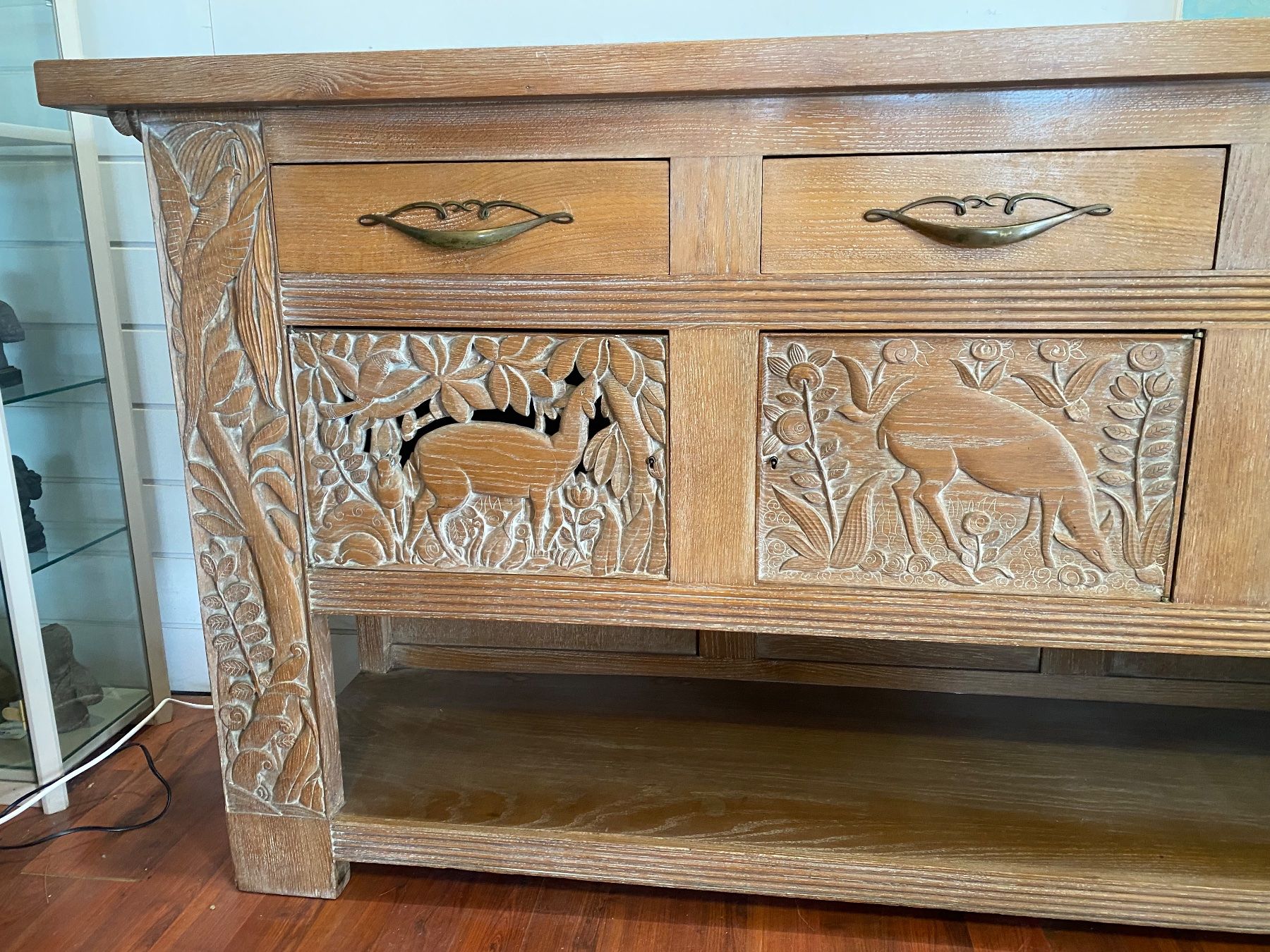 Cassettiere: Handgefertigtes, antikes Holz Sideboard geschnitzt – Usato da Ballwil venduto da ClassicGallery 2