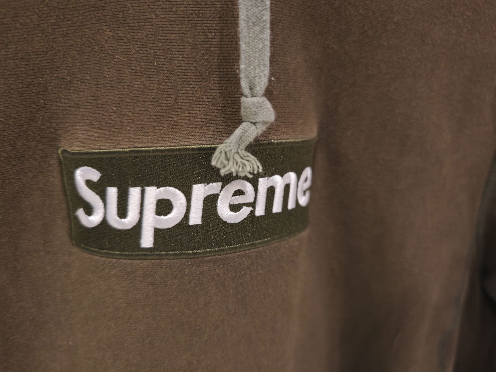 Maglioni & Felpe: Supreme Hoodie Classic Olive – Usato da Zürich venduto da TrueTrade 2
