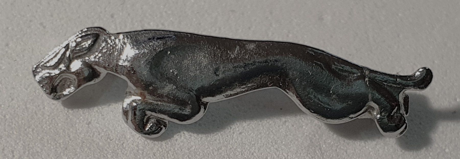 Spille & Fermagli: AA425 - Brosche Auto Marke Jaguar Logo – Usato da Reinach BL venduto da Boston-Verkauf