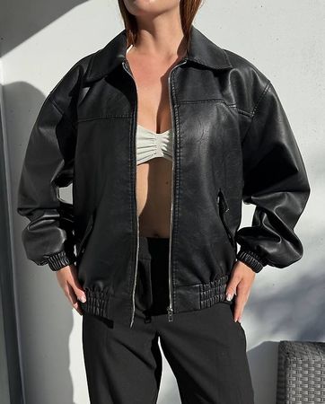 Schwarze Bomberjacke in Lederoptik