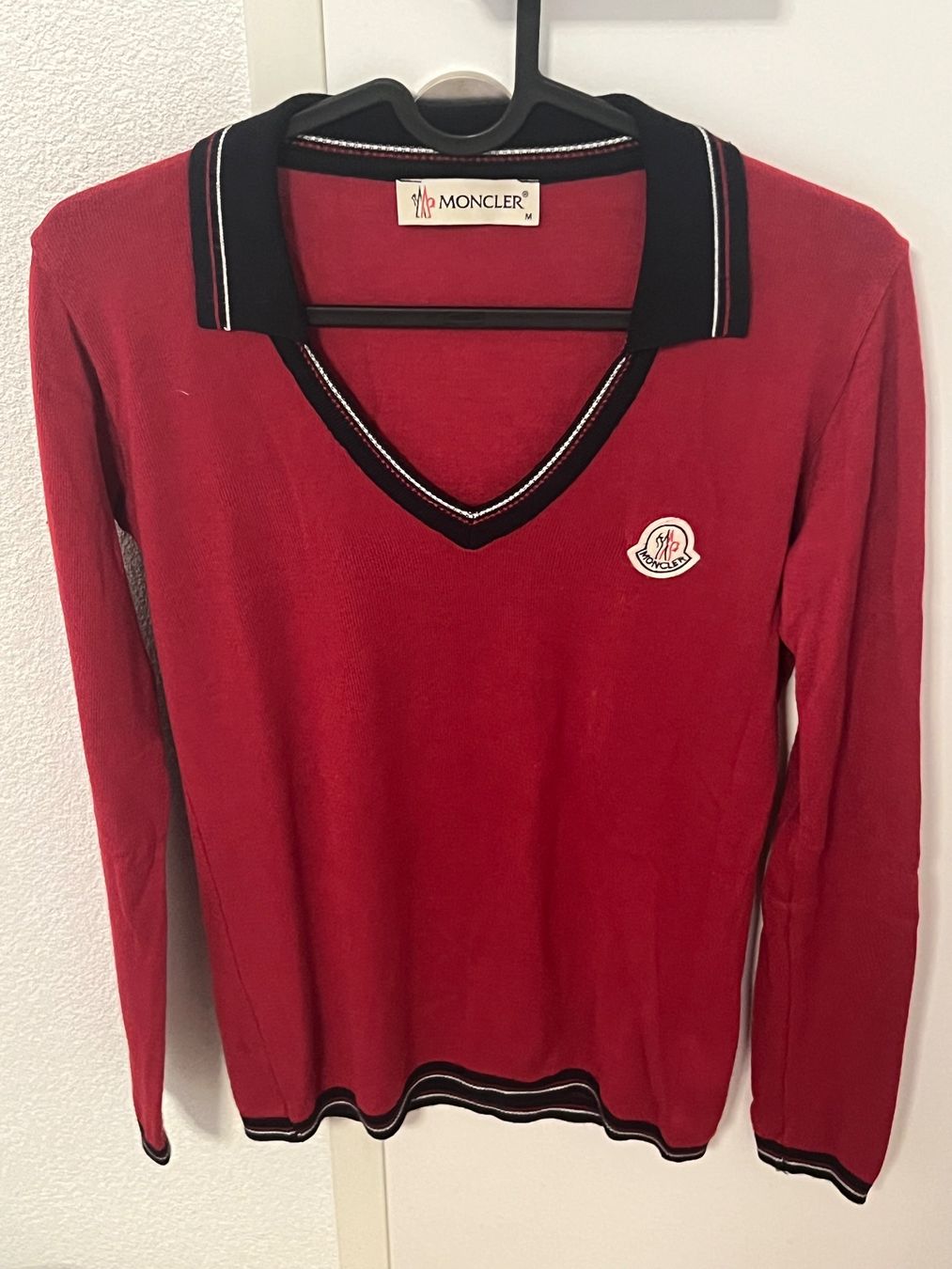 Moncler Maglioni & Felpe: Moncler Pullover, rot, Gr. M - Idealer Herbstbegleiter! – Usato da Binz venduto da blue.b1