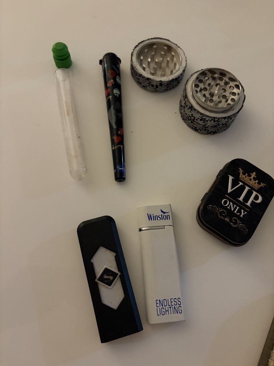 Zigarren: Rauch Zubehör Set E-Lighter Grinder Etui Aschenbecher – Gebraucht aus Galgenen von Miachelle 1