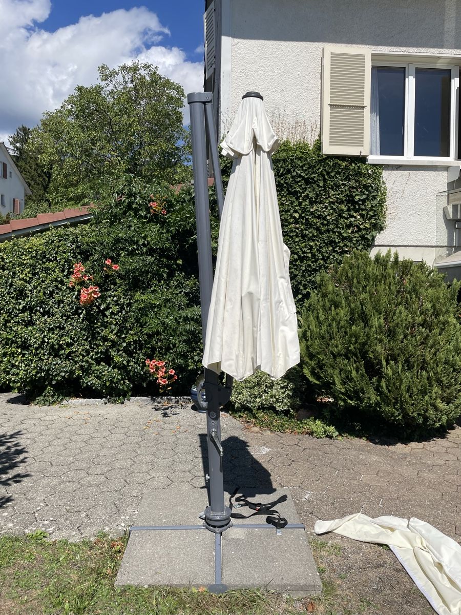 Ombrelloni: Sonnenschirm Hanggirm mit Drehfunktion grau Gestell solide – Usato da Worben venduto da moriana