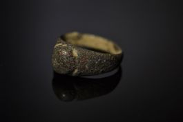 Mittelalterlicher Fingerring mit knopfförmigem Ringkopf