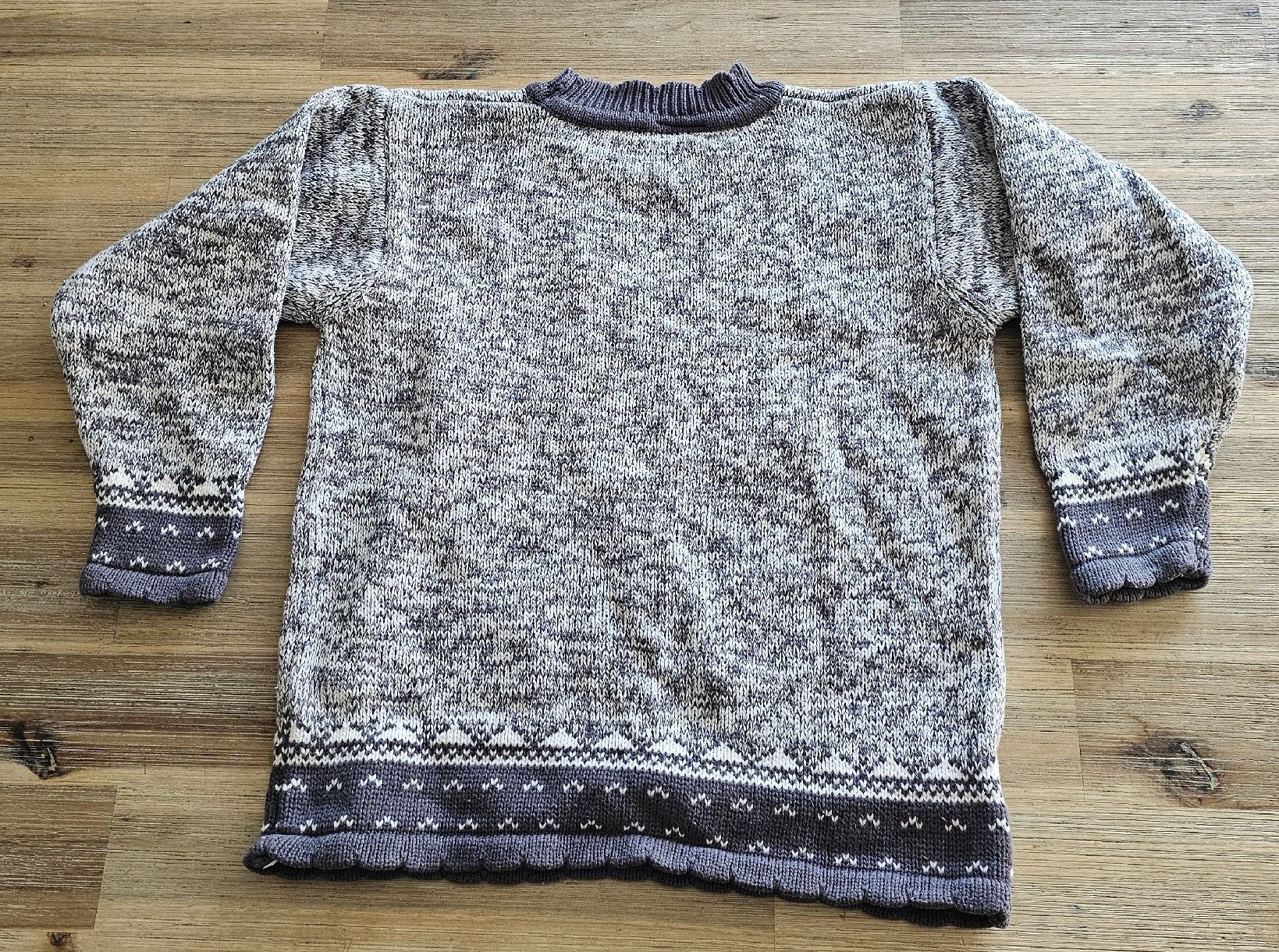 H&M Pulls et sweat-shirts: Kinder Pullover H&M grau Grösse 116 mit Schneeflocke – D'occasion à Basel par Sinibini86 2