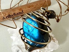 Handgefertigter XL Labradorit Anhänger Blau Messing Spirale